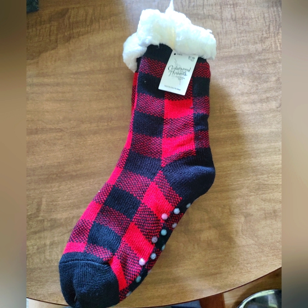 Cedarwood Threads Super Soft Knit Slipper Socks Size Fits Adults Red Plaid (R1)